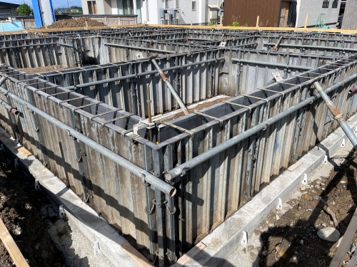 型枠組み作業を行っております。