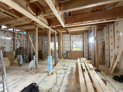 構造金物取付作業を行っております。