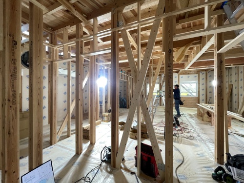 構造金物取付作業を行っております。