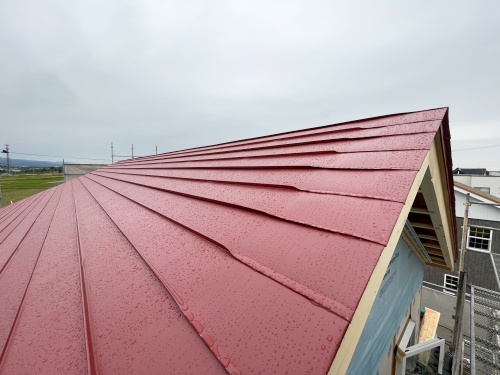 屋根板金工事を行っております。