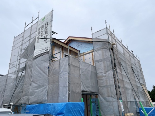 屋根板金工事を行っております。