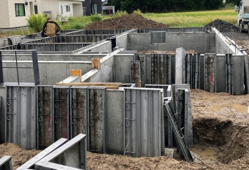 型枠外し作業を行っております。