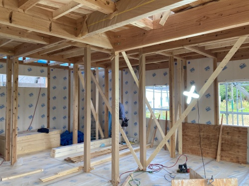 断熱パネル組み込み作業を行っております。