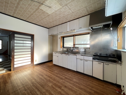 【2026.2.21】リノベーション工事着工いたしました。既設解体作業を行っております。 画像