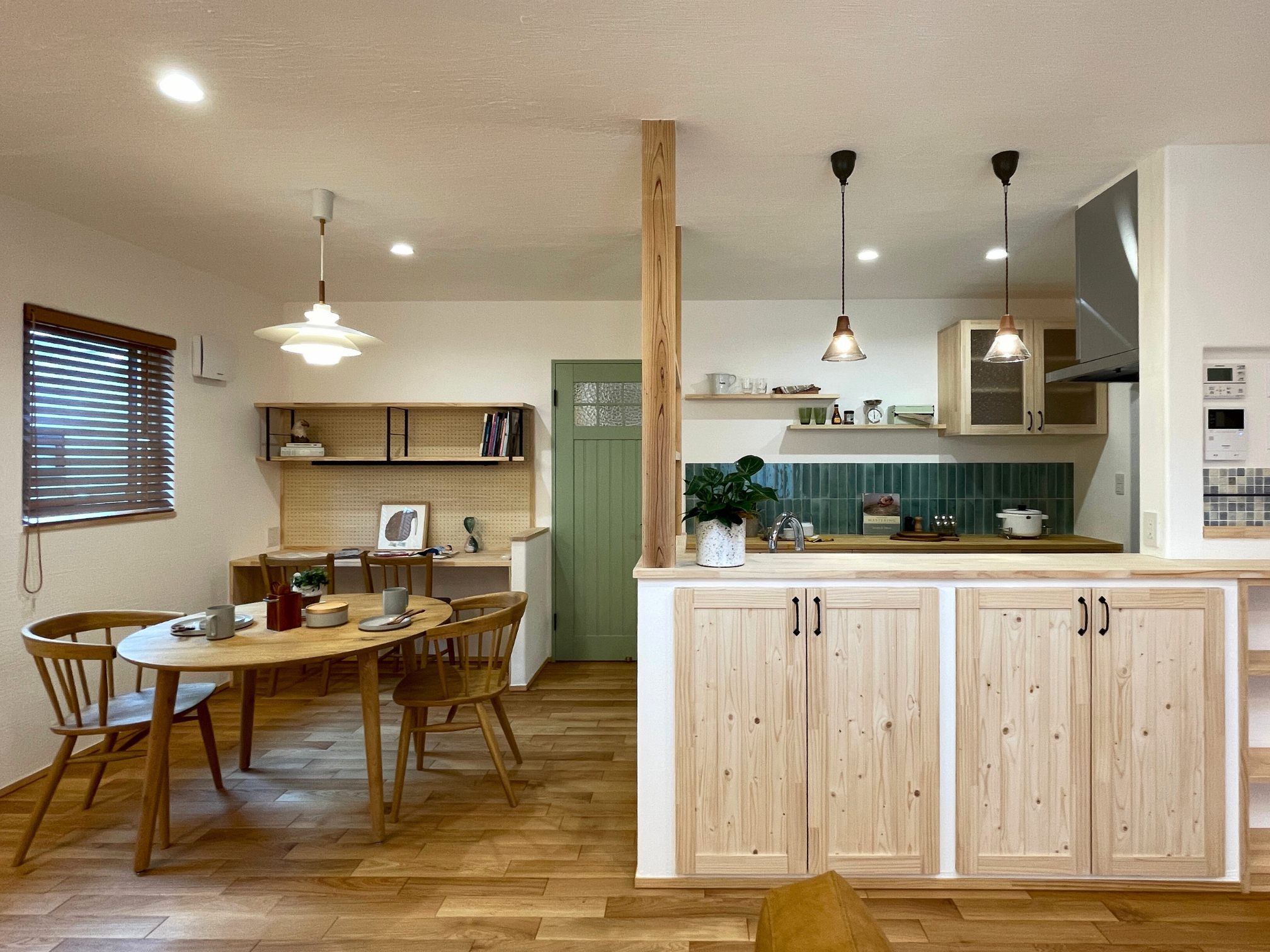 【新築】吹き抜けから光が降り注ぐ、心地よい住まい 画像