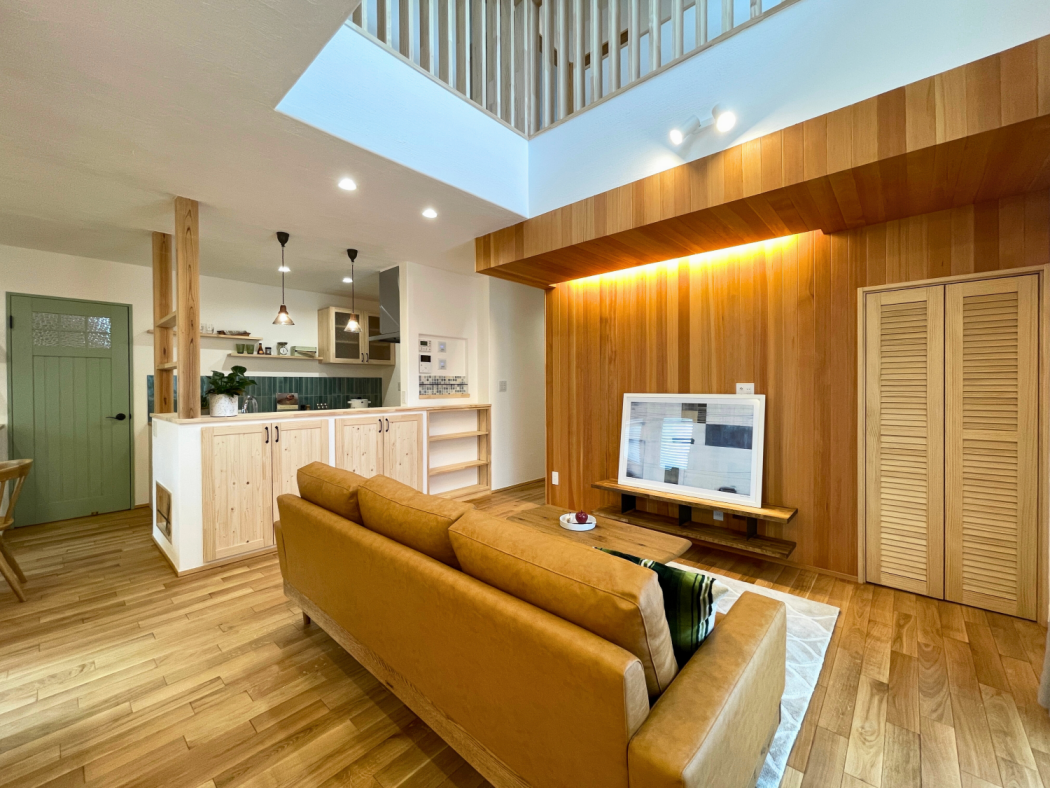 NEW【新築】吹き抜けから光が降り注ぐ、心地よい住まい アイキャッチ画像