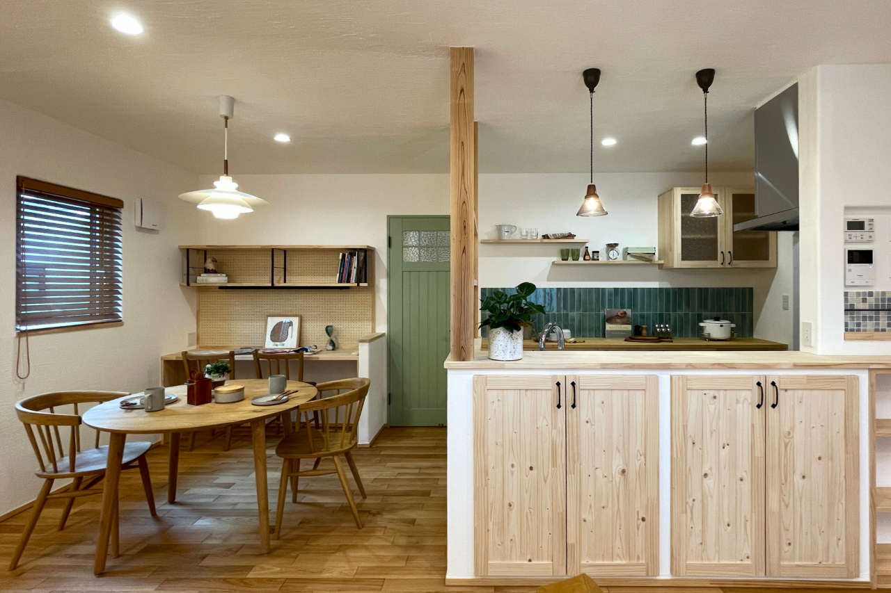 【新築】吹き抜けから光が降り注ぐ、心地よい住まい アイキャッチ画像