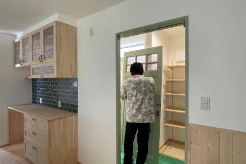 【2025.8.11】建具塗装作業を行っております。