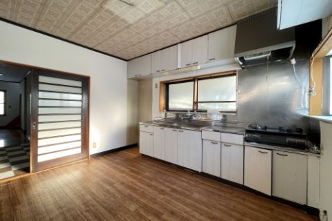 【2026.2.21】リノベーション工事着工いたしました。既設解体作業を行っております。