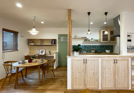 【新築】吹き抜けから光が降り注ぐ、心地よい住まい